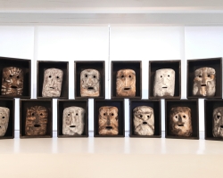 Installation De Masques 2022 Terres Armées Feu Bois Teint 330x100x20 Cm